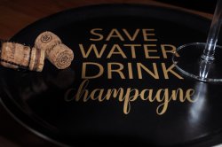 "Save water drink champagne" rund bricka